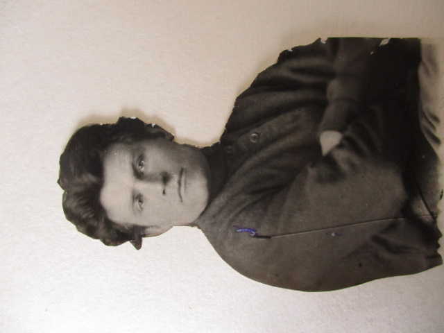 Фото: Ржавин Василий Иванович - секретарь партийной ячейки, Санчурск, 1918 г. По грудь, вполоборота